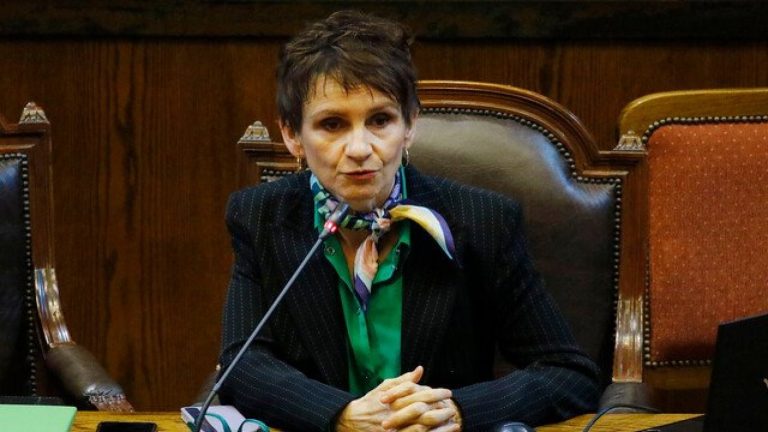 Carolina Tohá acusa anticomunismo y misoginia tras renuncia de Karol Cariola a presidir la Cámara