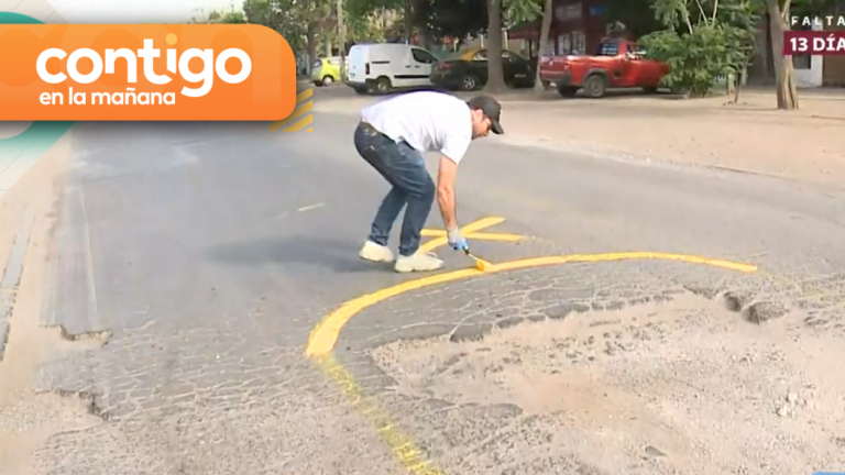 Protesta en destinas comunas: Hombre pinta de amarillo los hoyos de las calles de Santiago