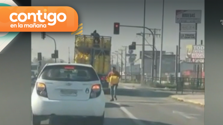 Peligro para conductores: Sujetos roban y lanzan cilindros de gas en plena autopista