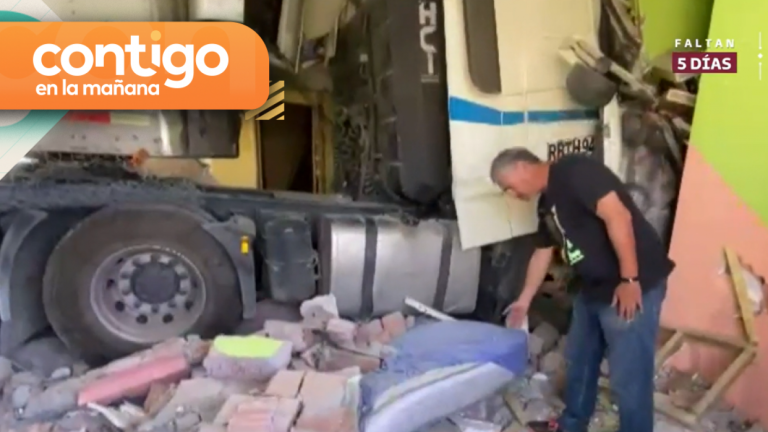 Familia vive hace un mes con un camión incrustado en su casa: Arrasó con cancha de fútbol y un muro