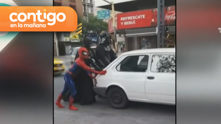 Insólito multiverso: Superhéroes ayudan a empujar vehículo en panne