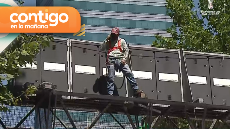 Último minuto: Hombre protesta colgado de una señalética en plena Alameda