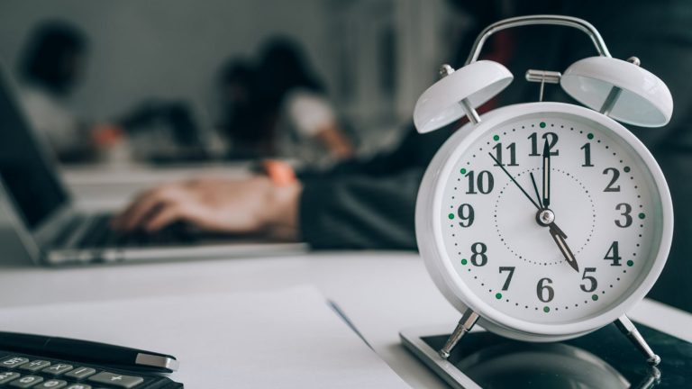 Expertos en RRHH aseguran que en Chile se reducirá la jornada laboral a solo cuatro días