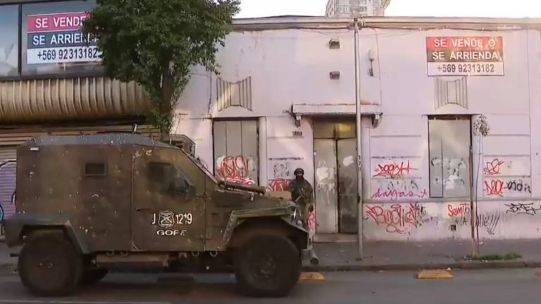 Amplio operativo por tráfico de drogas en Santiago Centro: Allanan una vivienda y hay un detenido