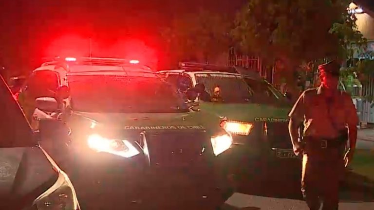 Chocó una casa: Murió conductor que intentó atropellar a carabinero al huir de fiscalización en Maipú