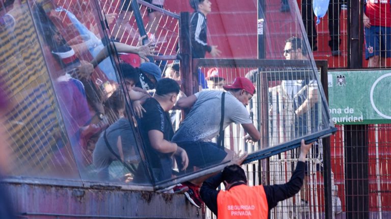 Desmanes en el Santa Laura: Carabineros detuvo a 14 personas tras turbazo producido por hinchas de la U