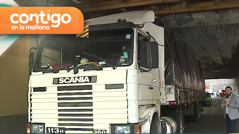 Camión de carga quedó atascado en paso bajo nivel en Providencia