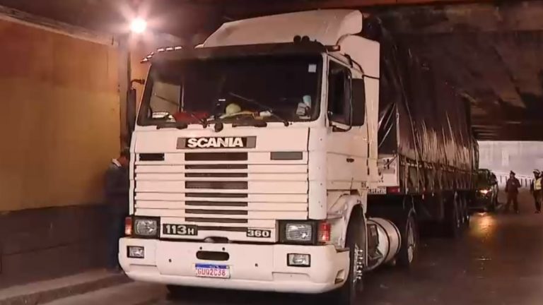 Retiran camión atascado en paso bajo nivel de Providencia que provocó gran congestión vehicular