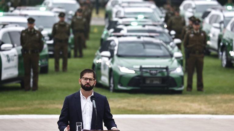 Pdte. Boric hizo entrega de 200 autos a Carabineros: 