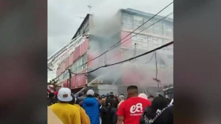 Incendio a afecta a mall chino en Barrio Meiggs: Toldos azules obstaculizaron paso de Bomberos