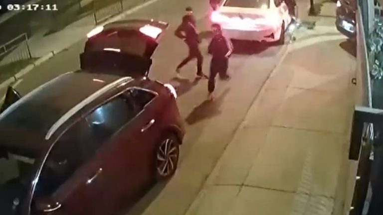 Una pesadilla: Familia despertó con 10 delincuentes apuntándoles con pistolas en su cabeza para robarles