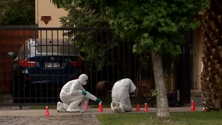 Ex funcionario PDI disparó a ladrones para evitar robo: Balacera terminó con más de 30 impactos en Huechuraba