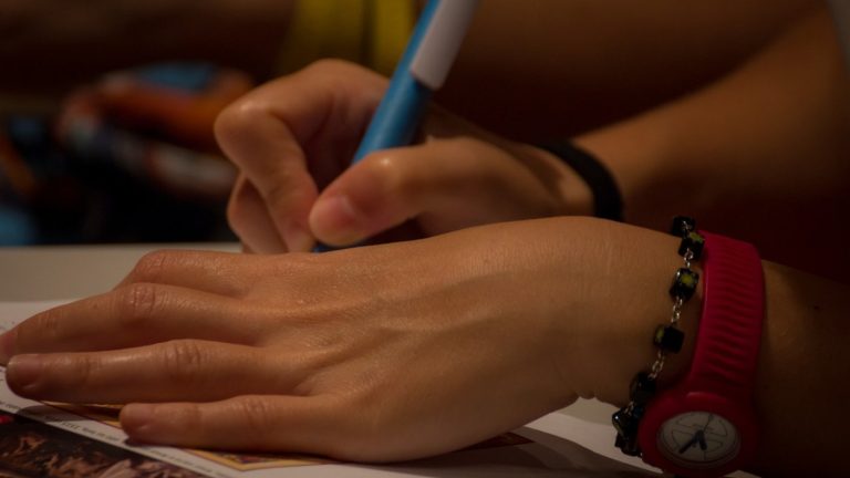 Niña de 12 años escribió una carta a la directora de su colegio para denunciar que su mamá sufría violencia