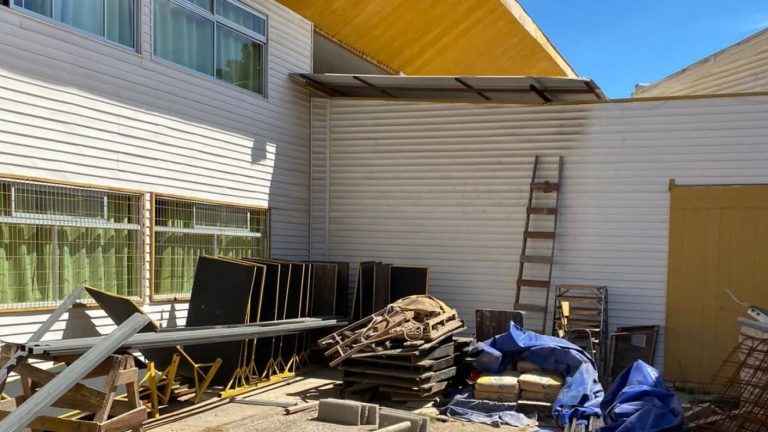 Niña perdió cuatro dientes tras chocar con fierro que llevaba trabajador en su colegio: Apoderados acusan falta de respuestas