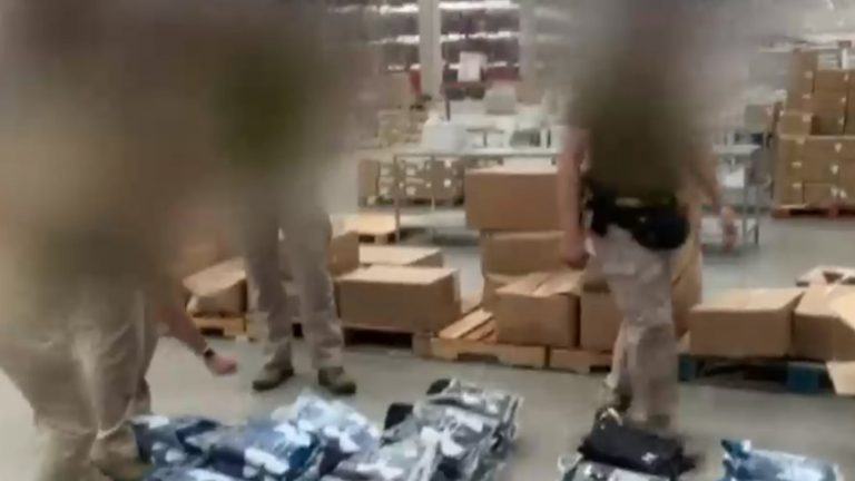 La Polar descartó acusación: Ocho bodegas de la empresa fueron allanadas tras denuncia por ropa falsificada