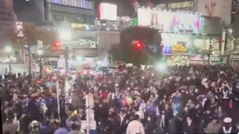 Solo con el semáforo en rojo: La particular celebración de los japoneses tras el triunfo contra Alemania