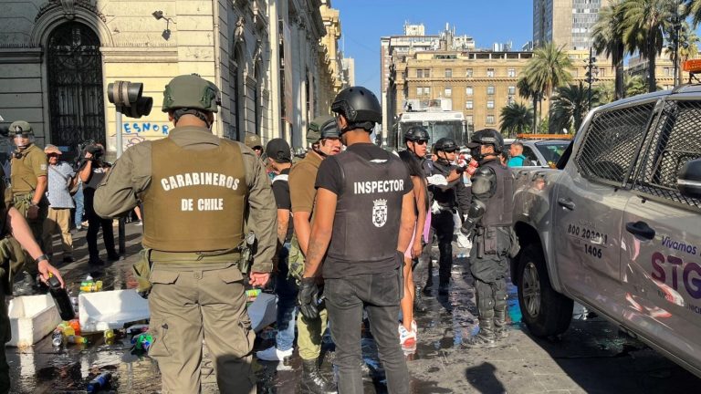 Realizan operativos contra comercio ambulante en centro de Santiago ante escalada de hechos de violencia