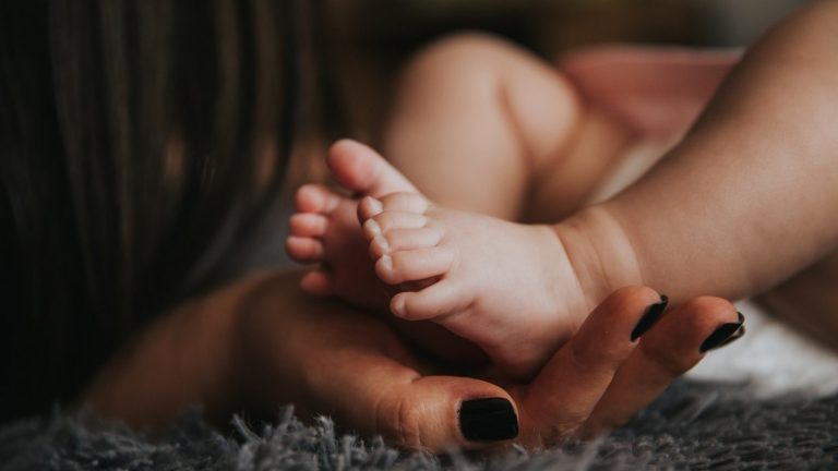 Último mes para solicitar la extensión del postnatal parental: ¿Cómo hacer el trámite?