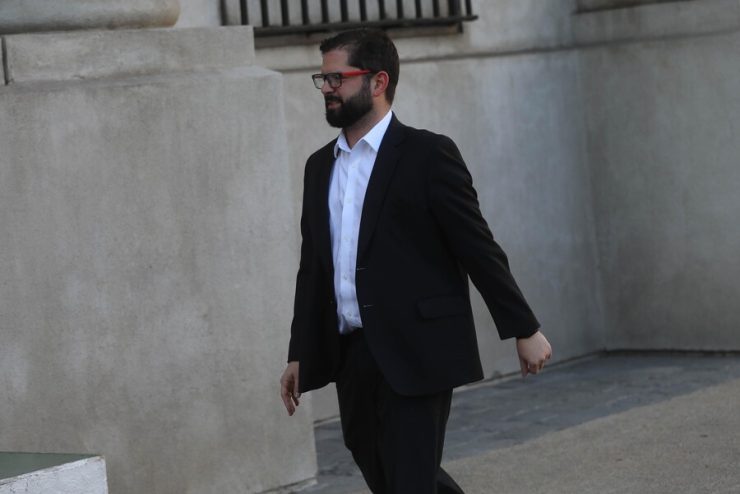 Encuesta Criteria: Aprobación del pdte. Boric llega a nivel más bajo desde el inicio de su gestión