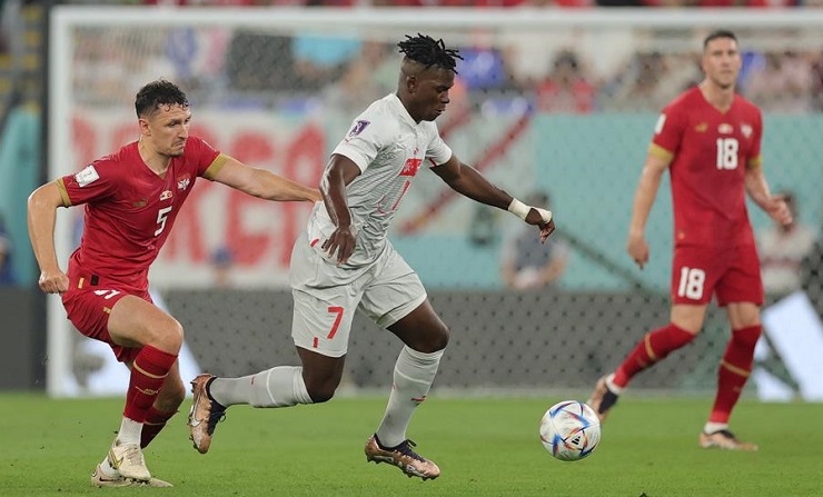 No solamente se defiende: Suiza muestra carácter al vencer a Serbia y asegura su cupo en la siguiente ronda