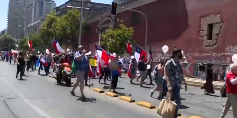 Con banderas y criticada presencia de 