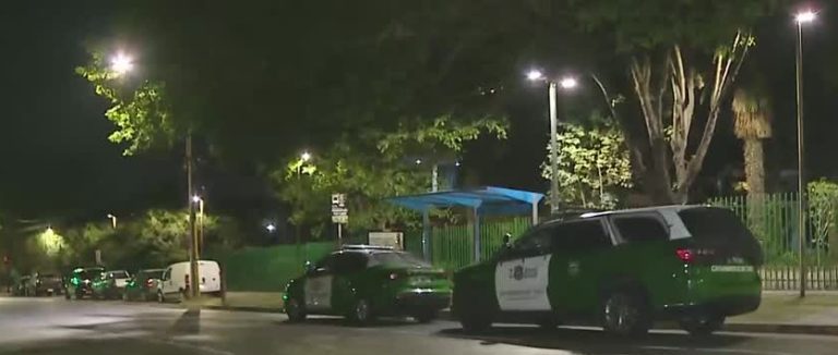 Hombre atacó con un cuchillo a su esposa e hijo de 3 años en Las Condes: Se encuentran en riesgo vital