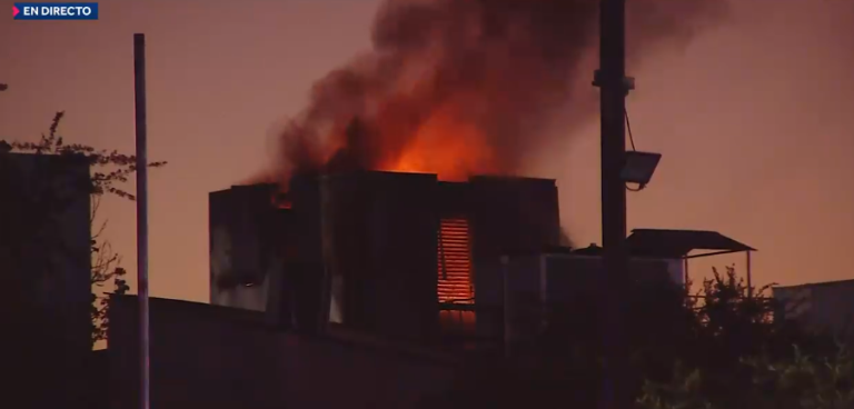 Incendio afecta a fábrica de plásticos en Quilicura: Bomberos alertan ante posible riesgo de explosión