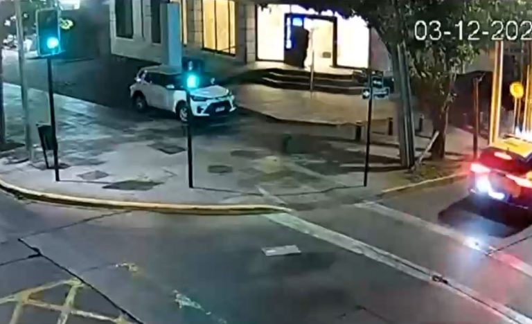 Escurridizo delincuente se escondió en entretecho de banco en Vitacura, pero igual lo terminaron pillando