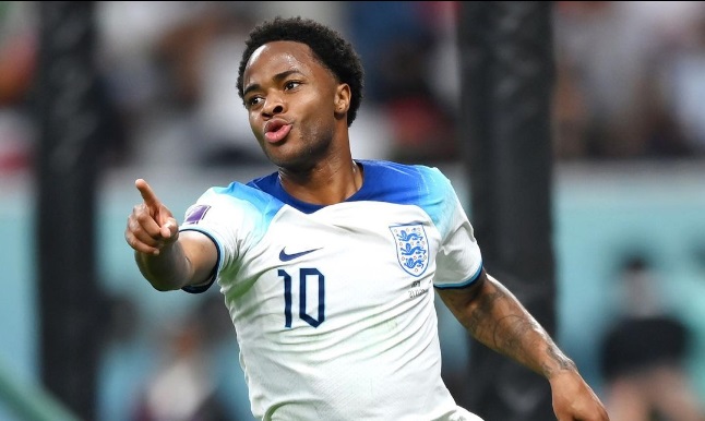 No jugaría contra Francia: Jugador inglés abandona concentración en Qatar tras saber que asaltaron a sus hijos