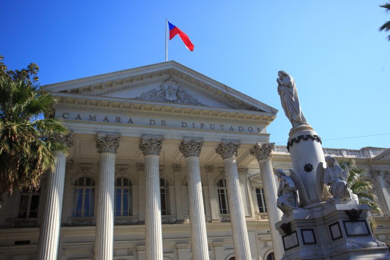 Expectación por acuerdo constitucional: ¿Qué pide el oficialismo y la oposición para redactar un nuevo texto?