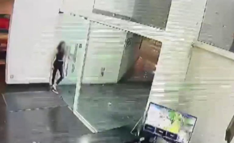 3 son adolescentes: Delincuentes golpearon a conserje de edificio para robar bicicletas de alta gama en Vitacura