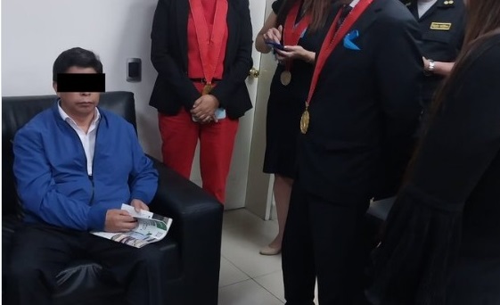 Censurado y rodeado de personas: Liberan primera imagen de Pedro Castillo detenido en Prefectura peruana