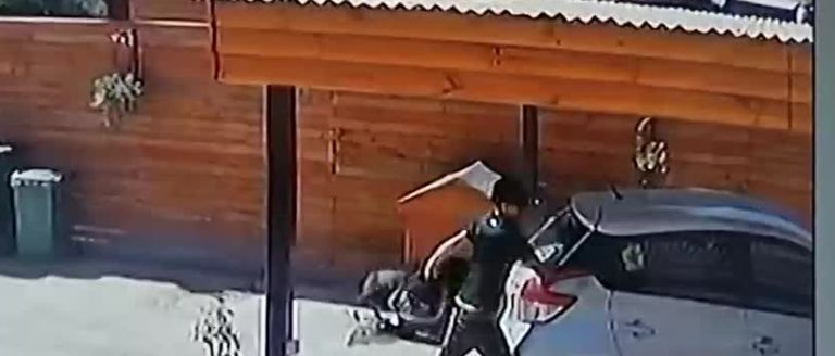 Sujetos destruyeron auto y apuntaron con pistolas y cuchillos a mujer tras ingresar a su casa en Lampa