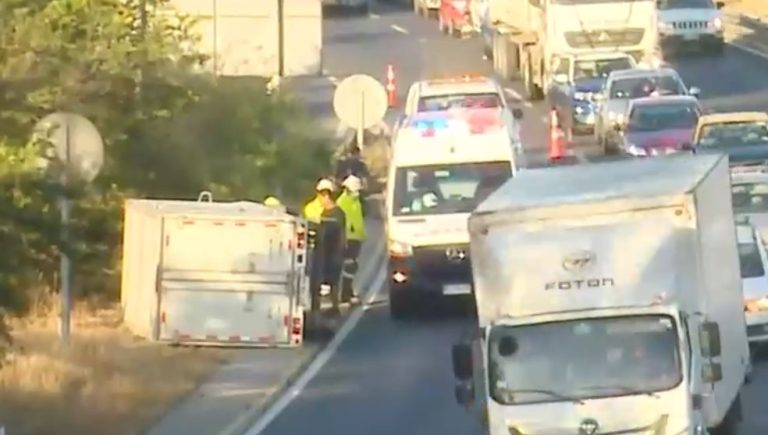 Furgón volcado en Autopista del Sol provoca gran congestión vehicular: Hay restricción de pistas