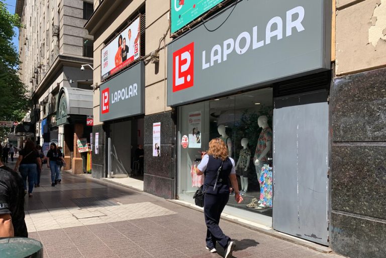 Sernac presenta demanda colectiva a La Polar por venta de ropa falsificada y falta de información a consumidores