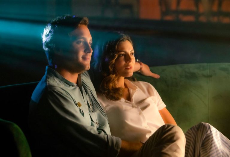 At Midnight de Paramount+ ya tiene fecha de estreno: Mira acá las primeras imágenes de la comedia romántica