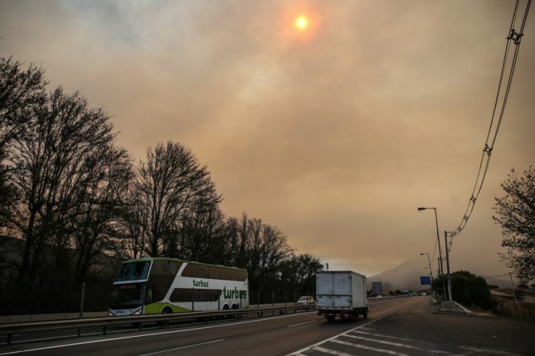 Incendio forestal amenaza a viviendas en Curacaví: Se reportan más de 250 hectáreas consumidas