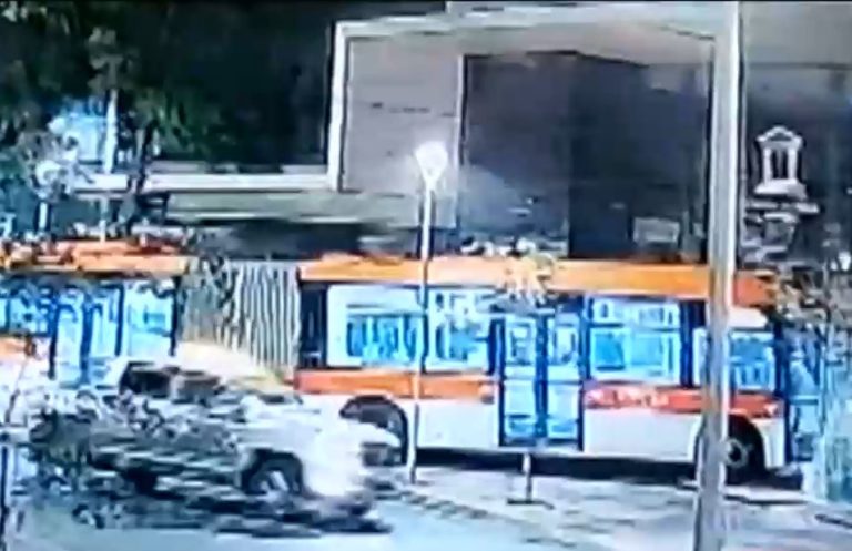 Impactante choque de micro en Santiago Centro: Bus quedó incrustado en tribunales de familia
