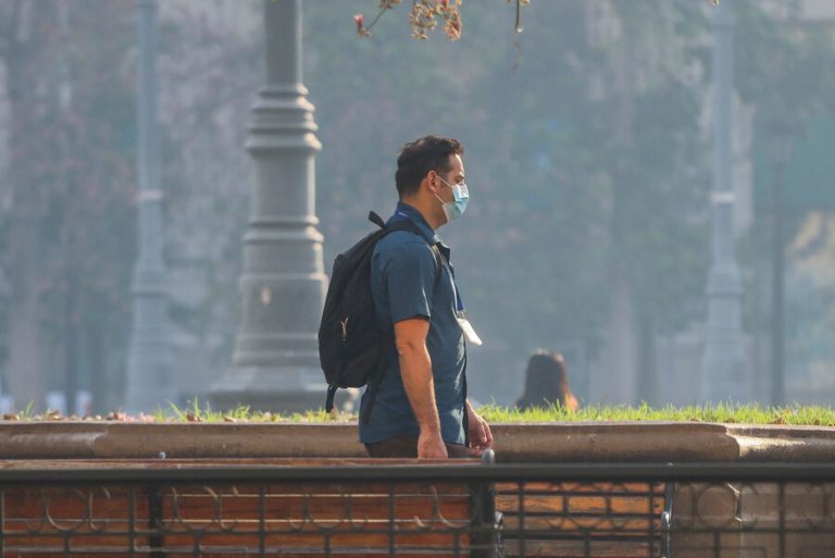 Evalúan suspender clases: Decretan alerta sanitaria en la Región Metropolitana por alta presencia de humo