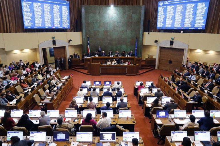 Tras firma del Acuerdo por Chile: Nueva polémica por partidos que quieren hacer cambios en el documento