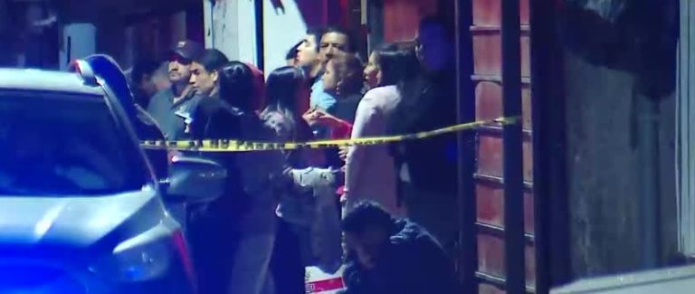 Por fallas en cableado eléctrico: Dos personas fallecieron en un incendio que afectó tres casas en La Pintana