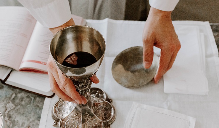 Sacerdote en estado de ebriedad protagoniza accidente vehicular en España: Culpó al vino tomado en la misa
