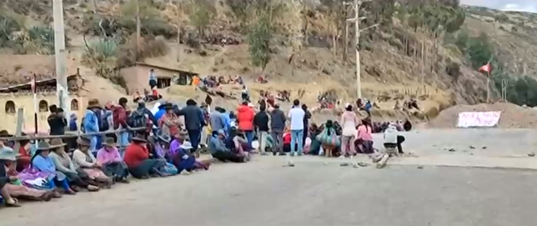 Por el cierre de aeropuertos: Cientos de chilenos siguen varados en Perú debido a la crisis política del país