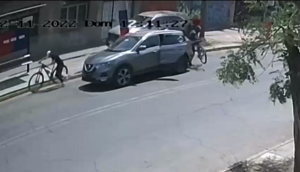 Recoleta: Sujetos armados realizaron violenta encerrona a ciclistas profesionales en solo minutos