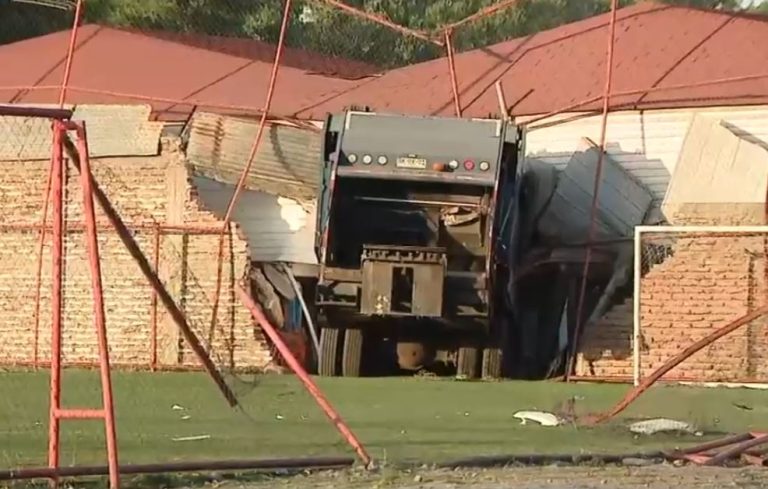 Camión de basura terminó incrustado en motel de La Pintana: Investigan si el chofer se quedó dormido
