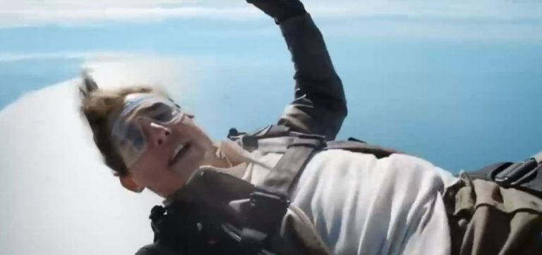 Tom Cruise manda un especial saludo navideño mientras se lanzaba de un avión