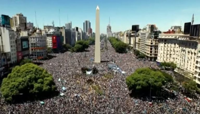 Locura en Argentina: Miles de hinchas festejaron la llegada del bus de la selección en Buenos Aires