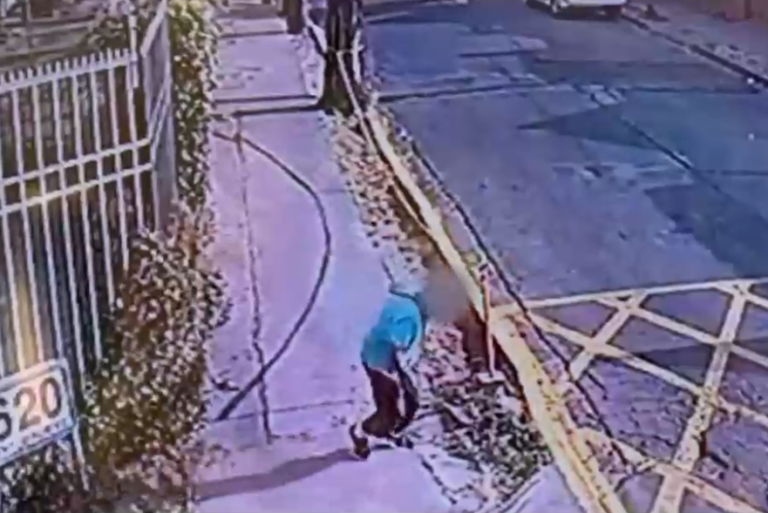 Adulta mayor cayó mientras iba por vereda en pésimo estado: Vecinos denuncian mal uso de autos y camiones