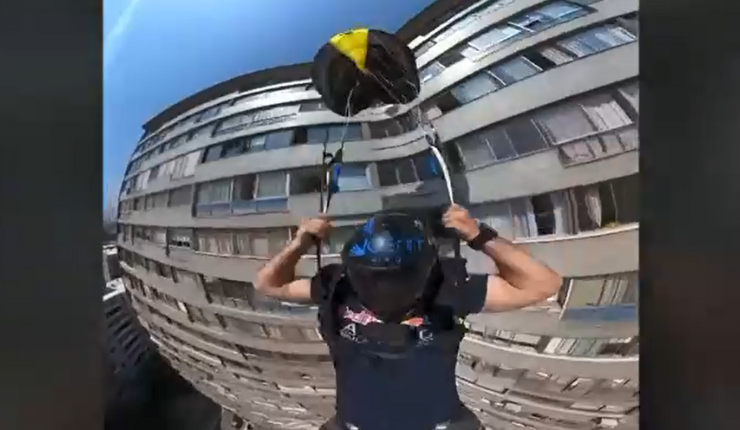 Salto base, la riesgosa disciplina en la que deportistas se lanzan desde edificios de gran altura