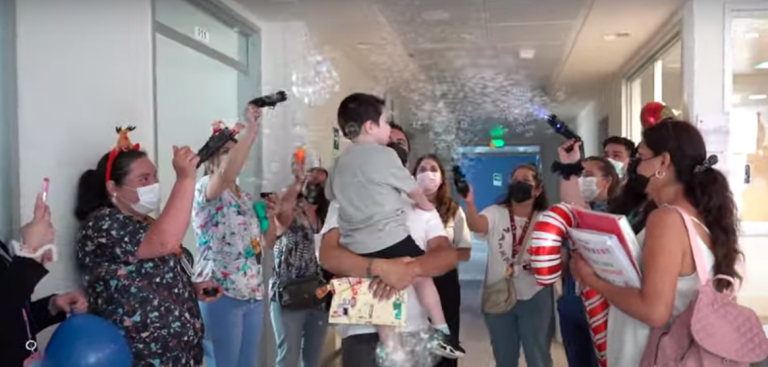 Niño de 4 años fue dado de alta tras estar dos en el hospital: Podrá pasar Navidad en su casa en Viña del Mar